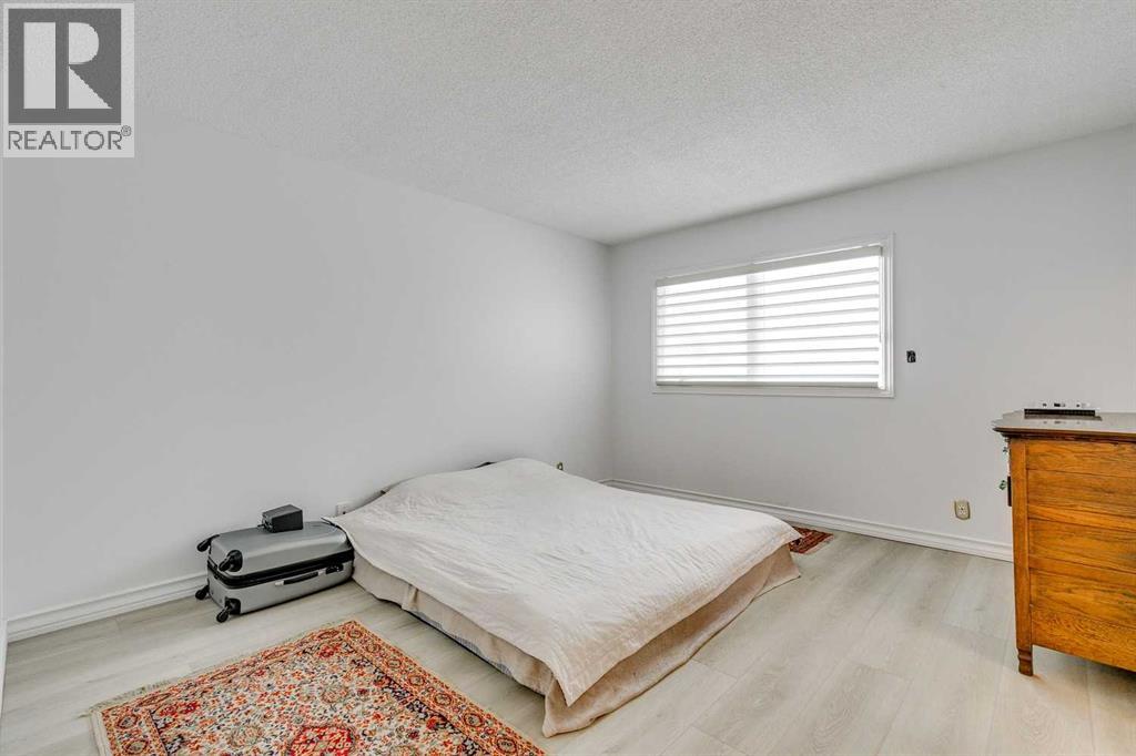 Single Family House for Sale in   Avenue SE Lake Bonavista Calgary 