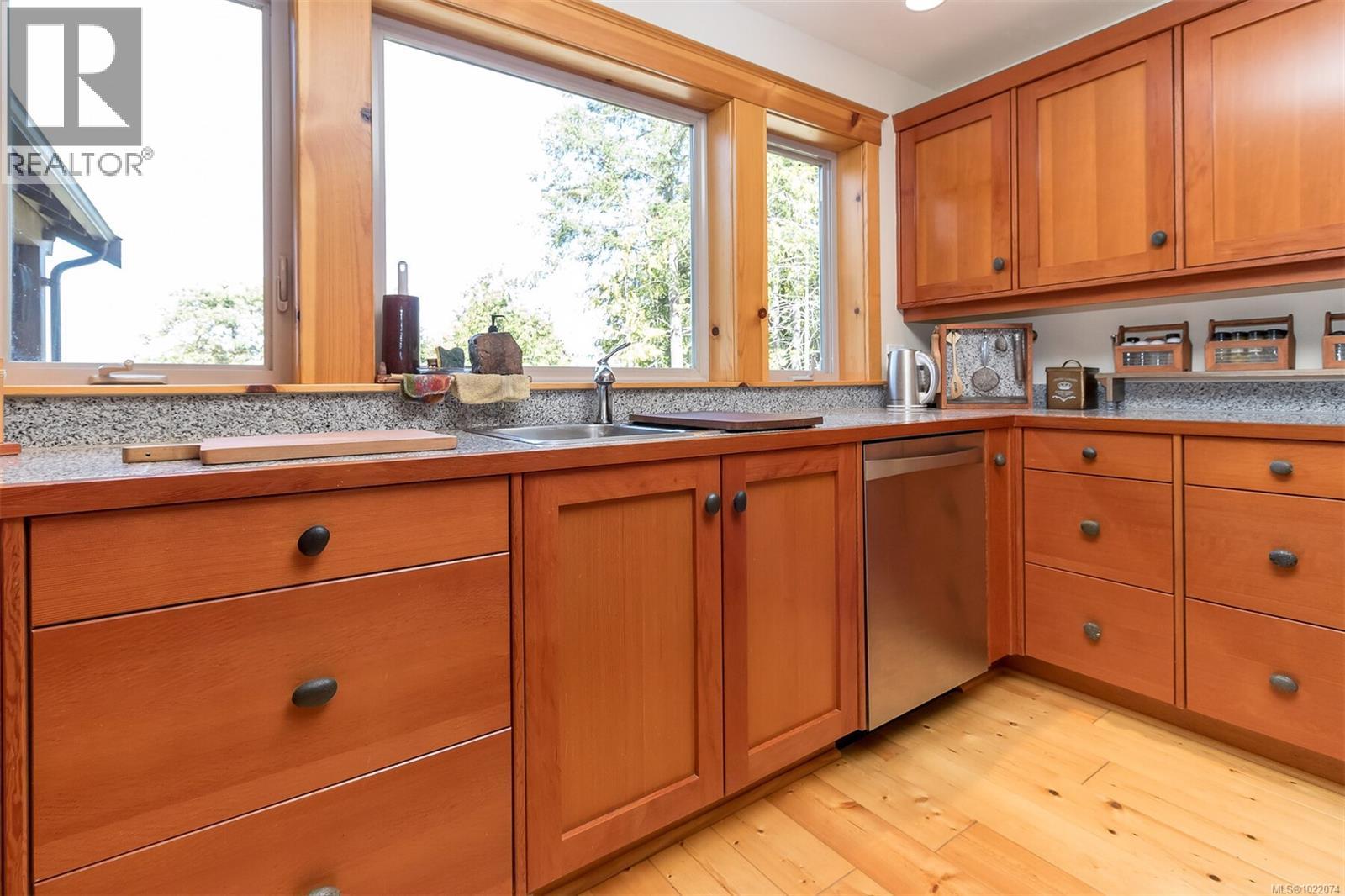 1860 Ashling Rd, Qualicum Beach