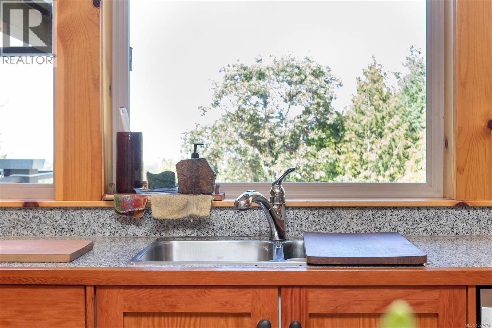 1860 Ashling Rd, Qualicum Beach