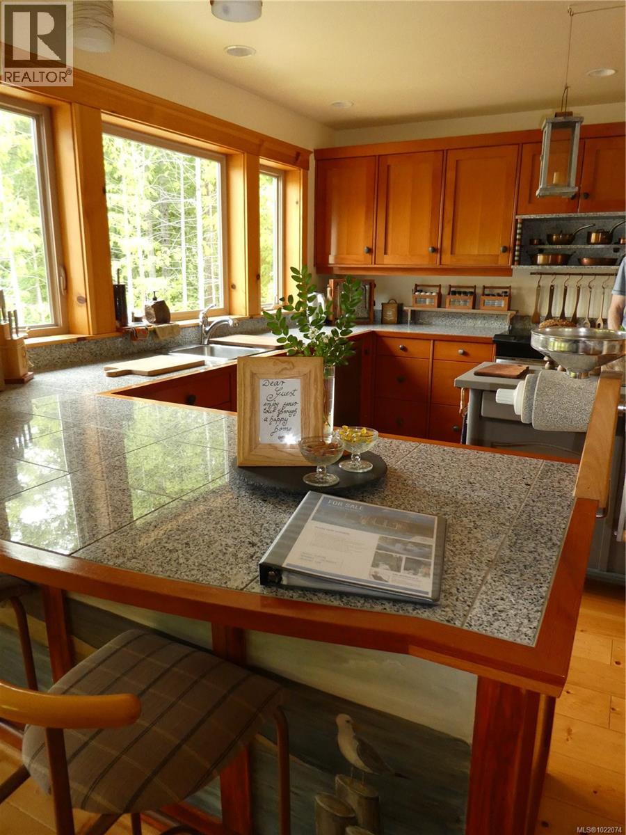 1860 Ashling Rd, Qualicum Beach