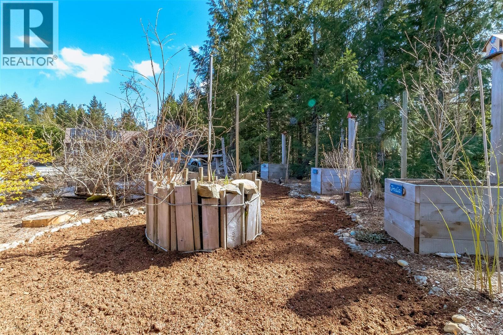 1860 Ashling Rd, Qualicum Beach