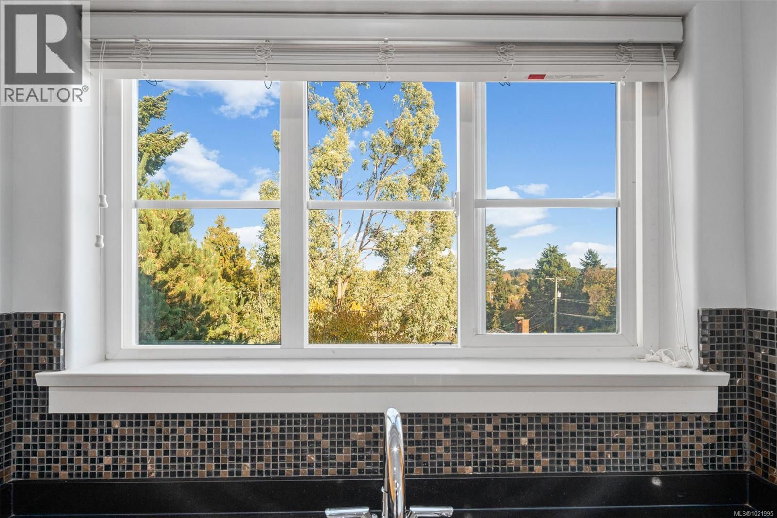 307 3915 Carey Road, Saanich