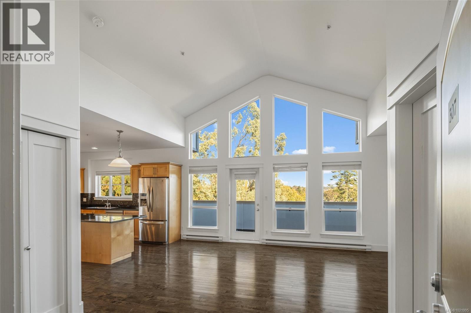 307 3915 Carey Road, Saanich