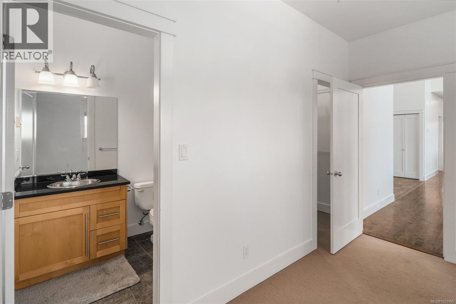 307 3915 Carey Road, Saanich