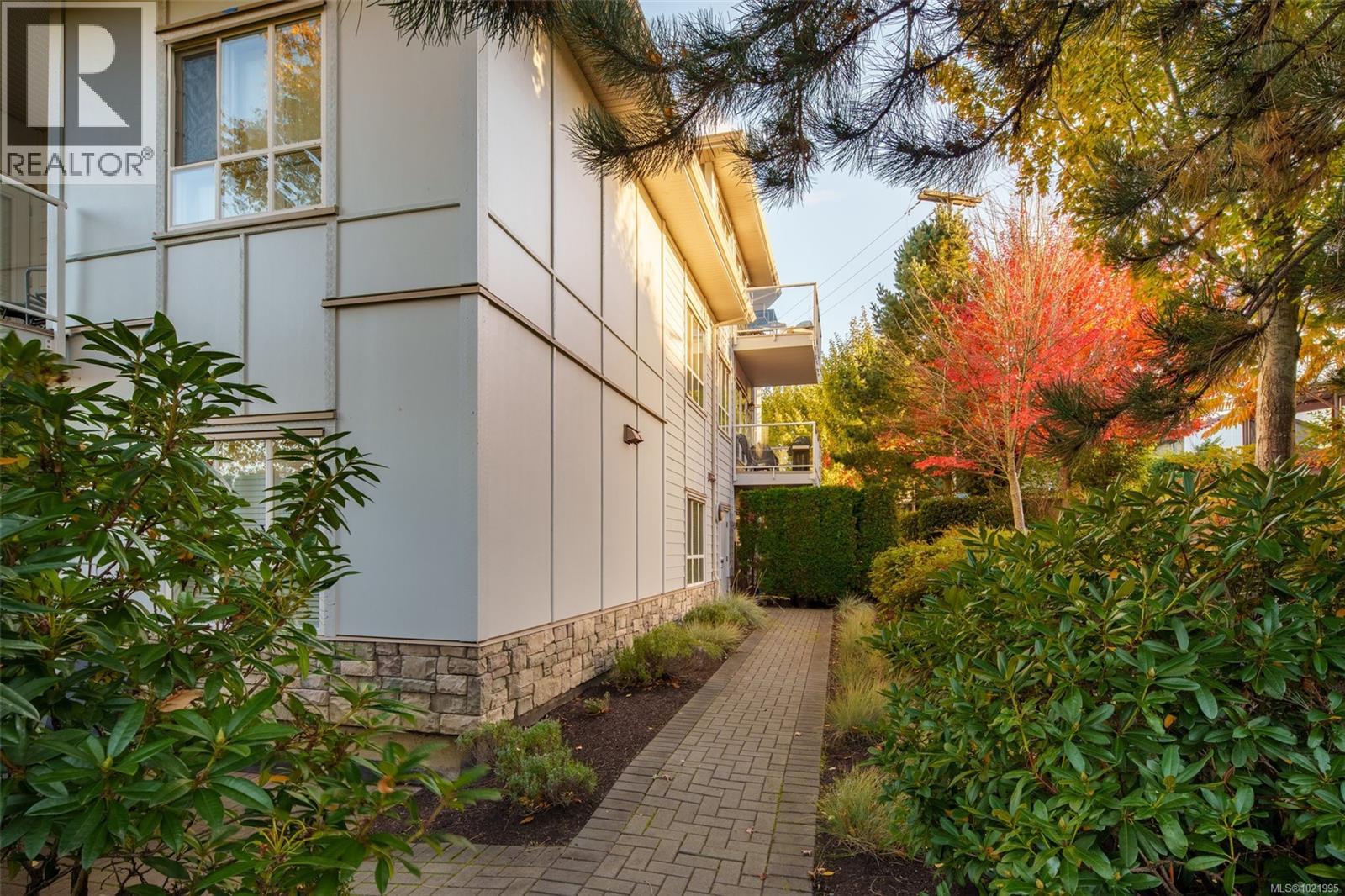 307 3915 Carey Road, Saanich