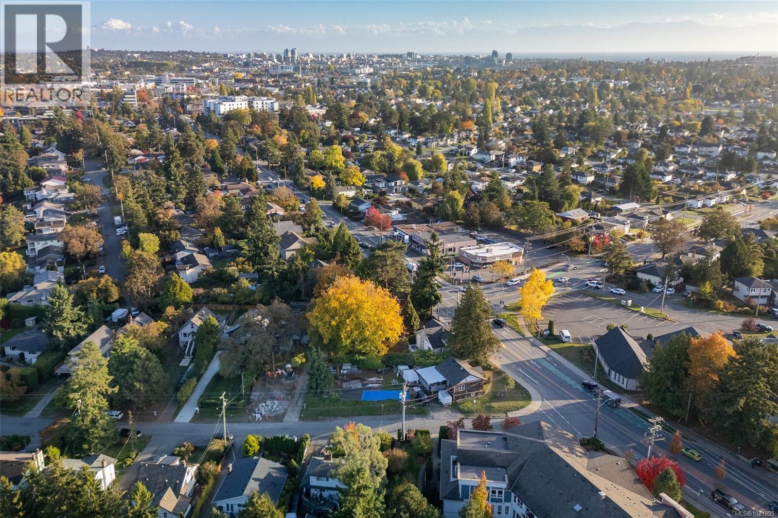 307 3915 Carey Road, Saanich