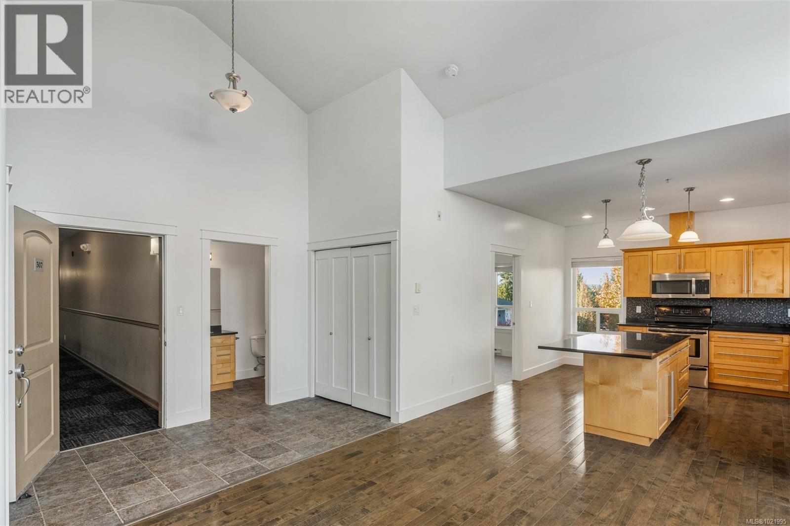 307 3915 Carey Road, Saanich