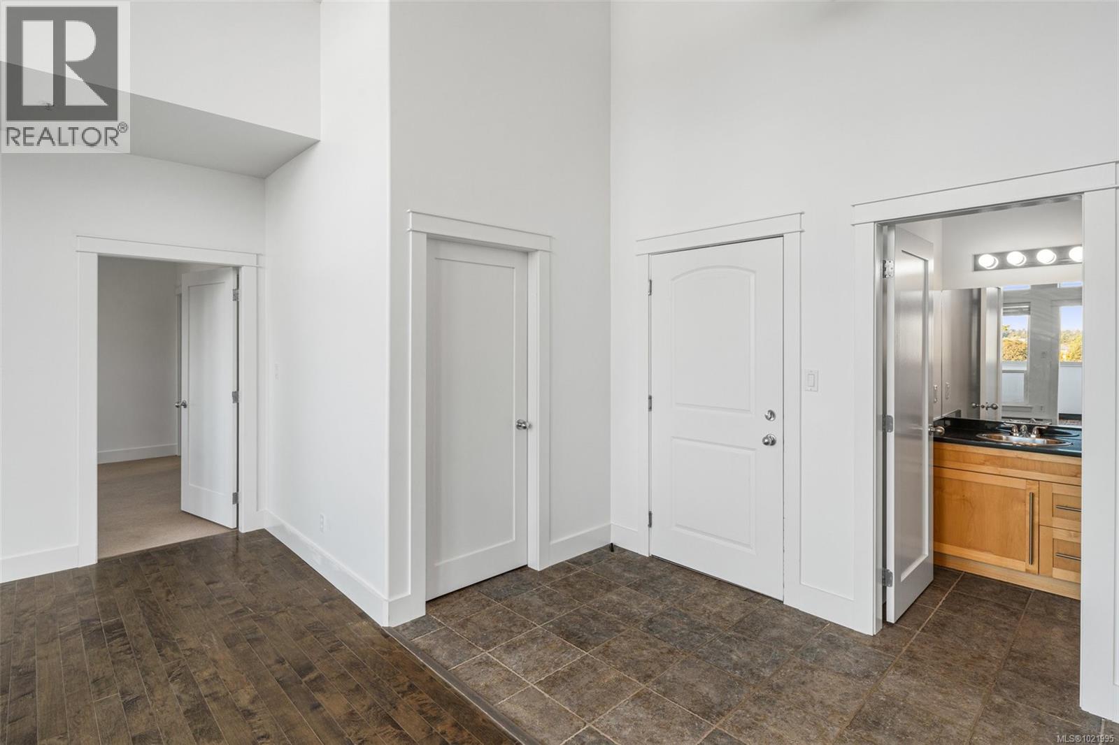 307 3915 Carey Road, Saanich