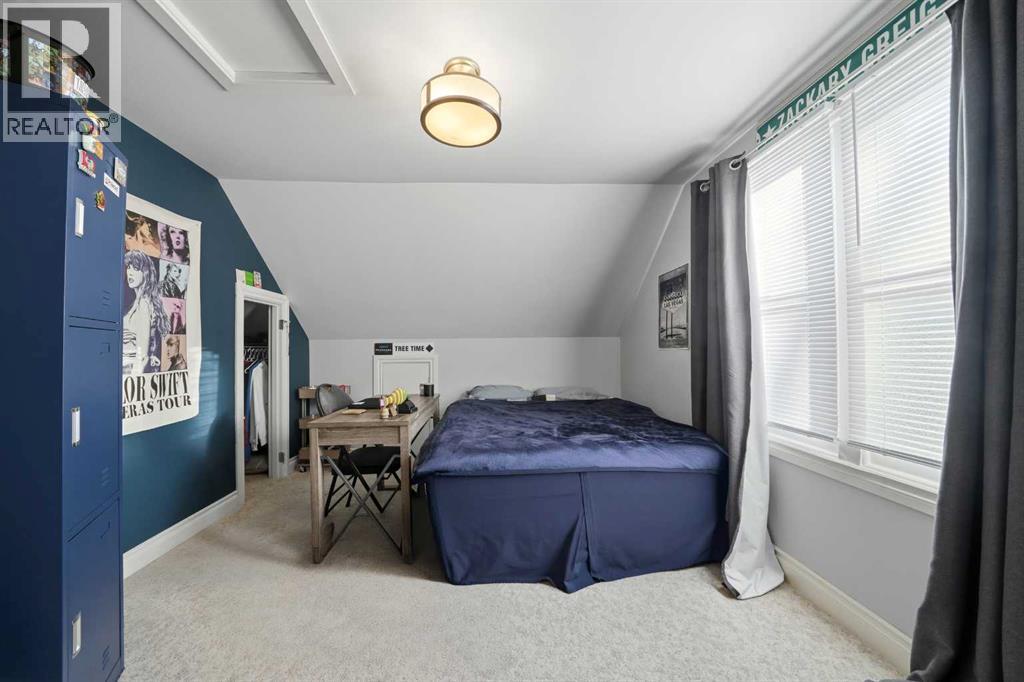 Single Family House for Sale in   Avenue Mountview Red Deer 