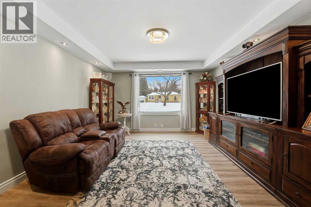 Single Family House for Sale in   Avenue Mountview Red Deer 