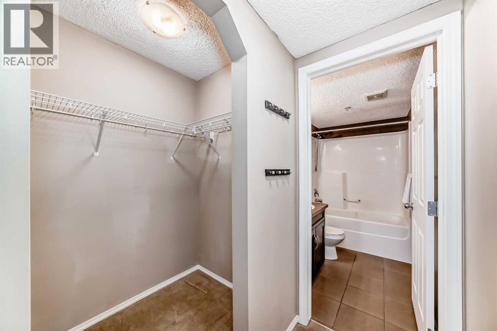 Single Family House for Sale in   COUNTRY VILLAGE Manor NE Country Hills Village Calgary 