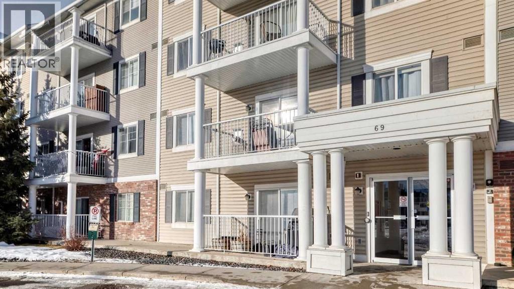 Single Family House for Sale in   COUNTRY VILLAGE Manor NE Country Hills Village Calgary 