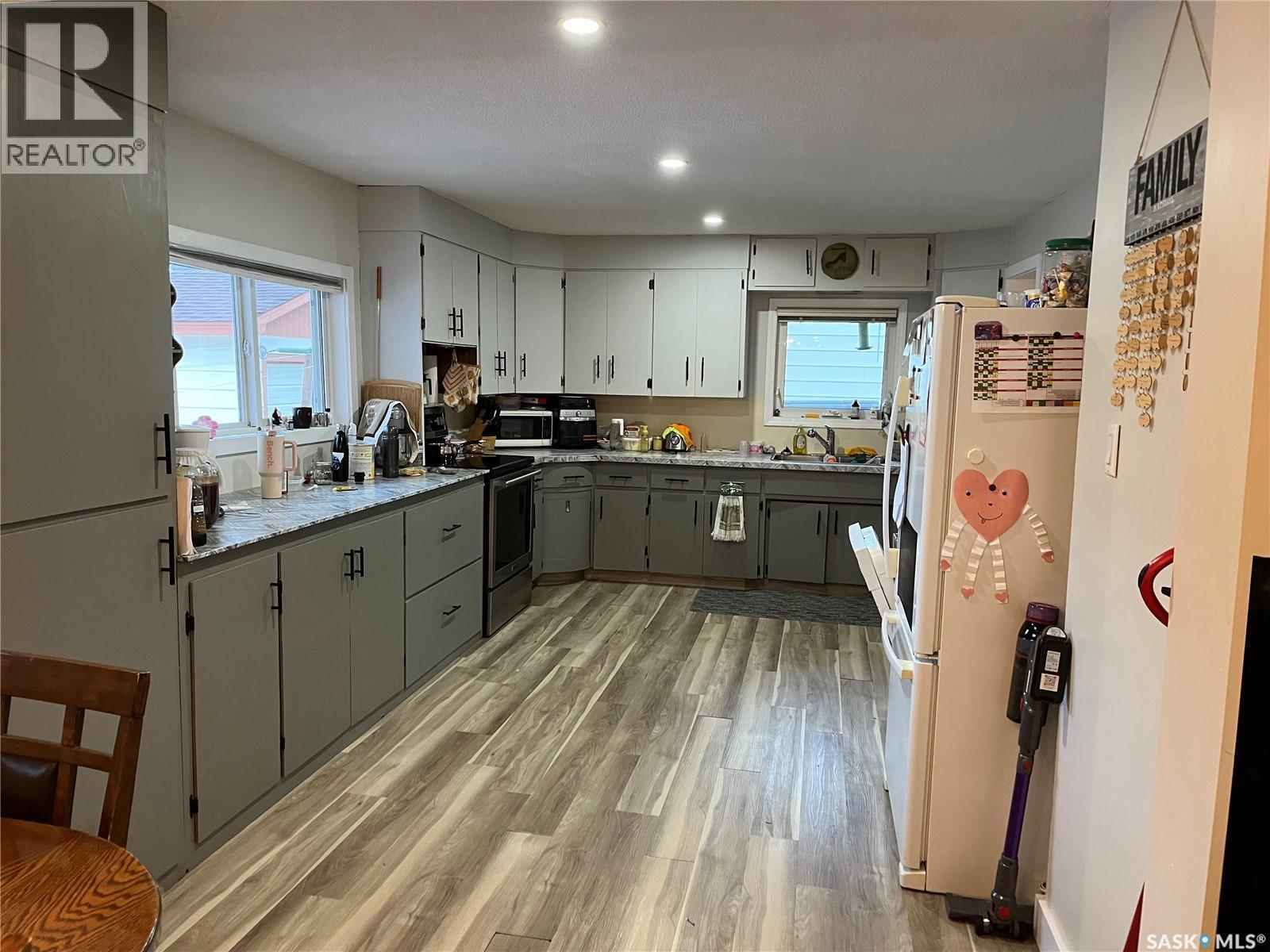 220 5TH AVENUE E - 10