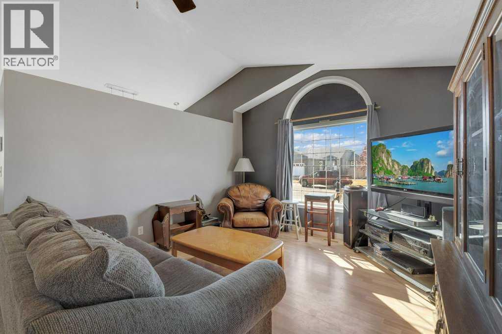 Single Family House 4 Level for Sale in  Lansbury Close Lincoln Park Lacombe 