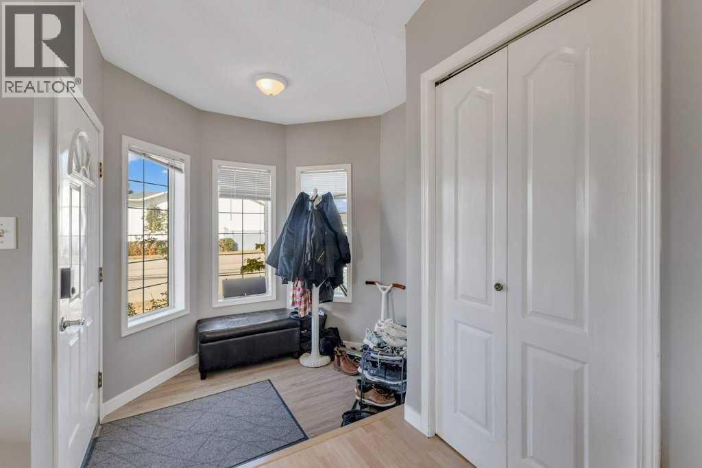 Single Family House 4 Level for Sale in  Lansbury Close Lincoln Park Lacombe 