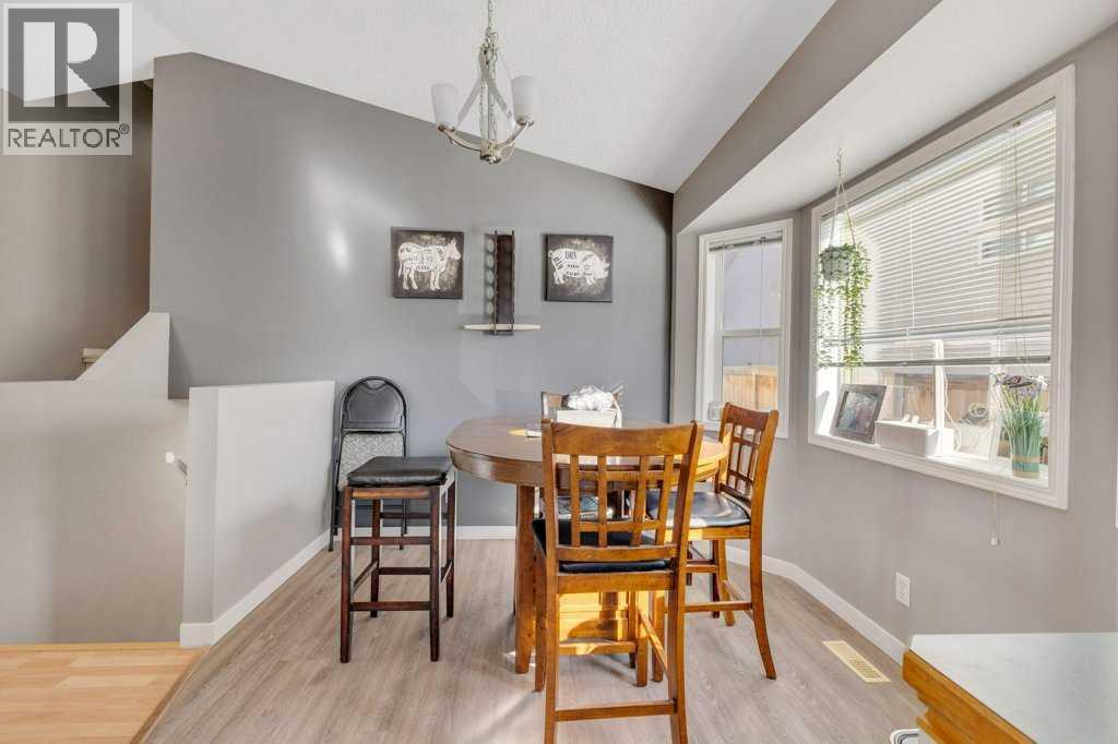 Single Family House 4 Level for Sale in  Lansbury Close Lincoln Park Lacombe 