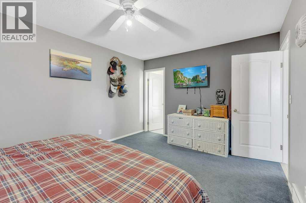 Single Family House 4 Level for Sale in  Lansbury Close Lincoln Park Lacombe 