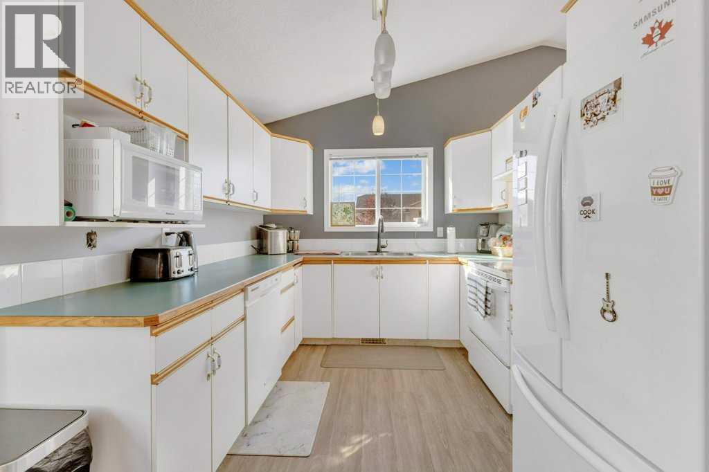 Single Family House 4 Level for Sale in  Lansbury Close Lincoln Park Lacombe 