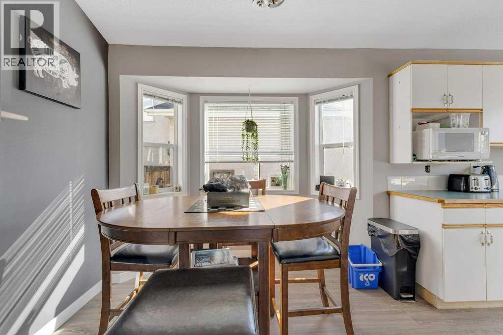 Single Family House 4 Level for Sale in  Lansbury Close Lincoln Park Lacombe 