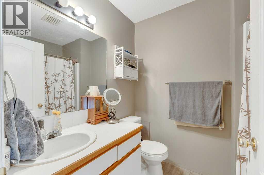 Single Family House 4 Level for Sale in  Lansbury Close Lincoln Park Lacombe 