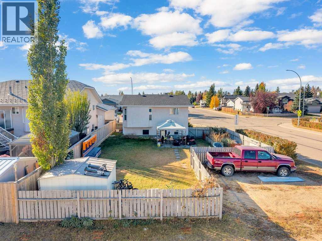 Single Family House 4 Level for Sale in  Lansbury Close Lincoln Park Lacombe 