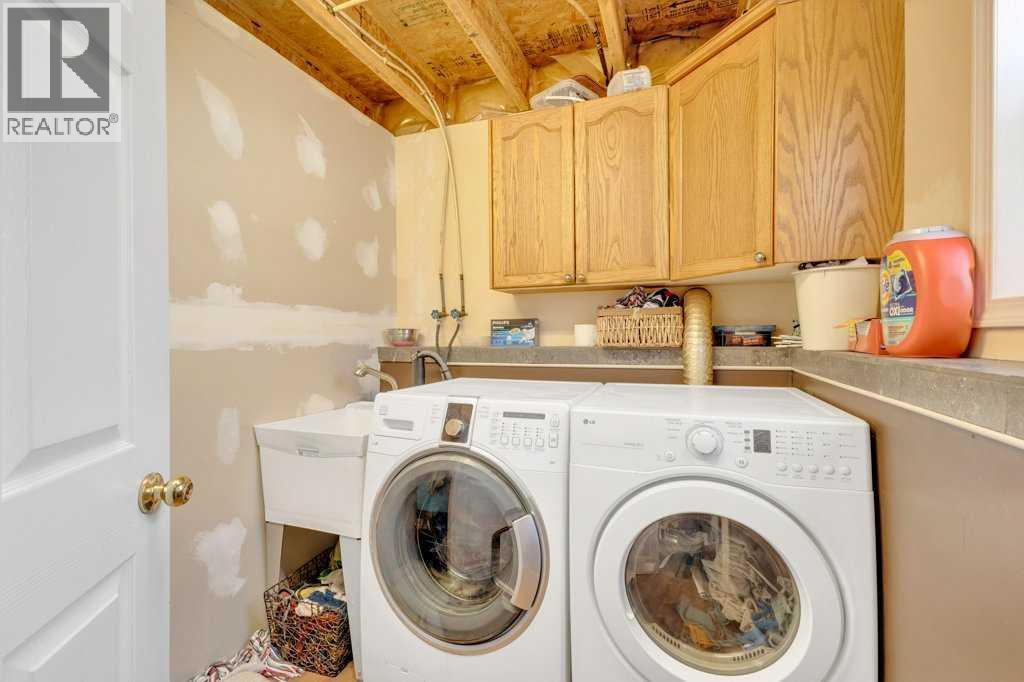 Single Family House 4 Level for Sale in  Lansbury Close Lincoln Park Lacombe 