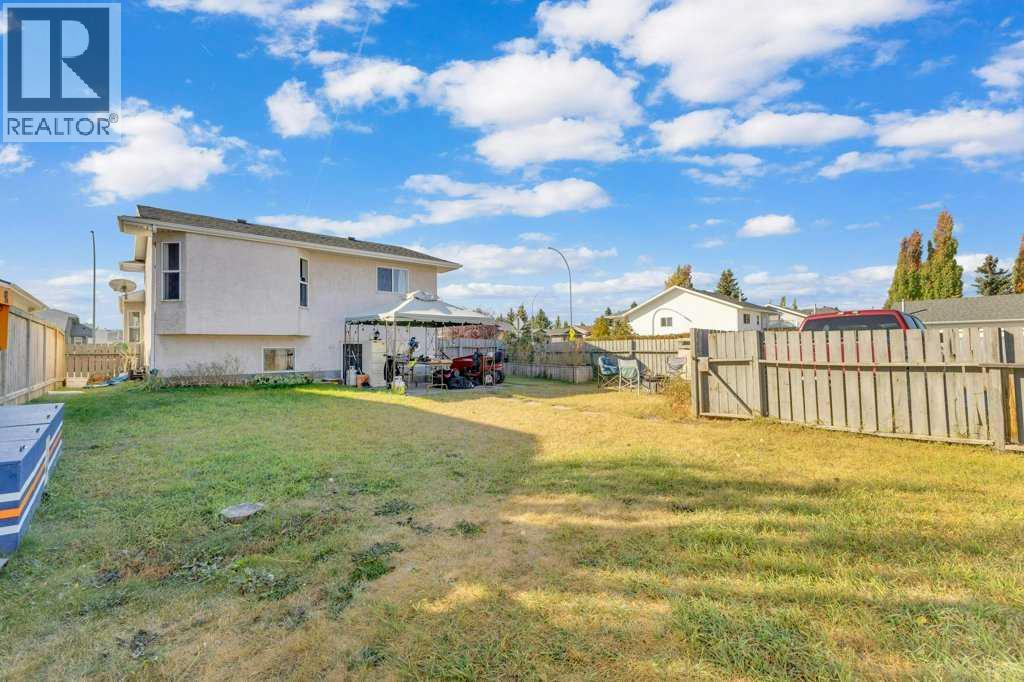 Single Family House 4 Level for Sale in  Lansbury Close Lincoln Park Lacombe 