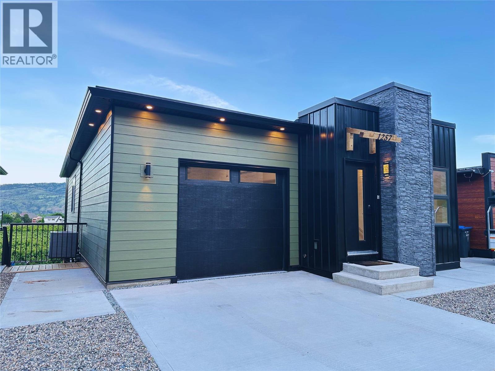 1257 Copper Road, Oliver