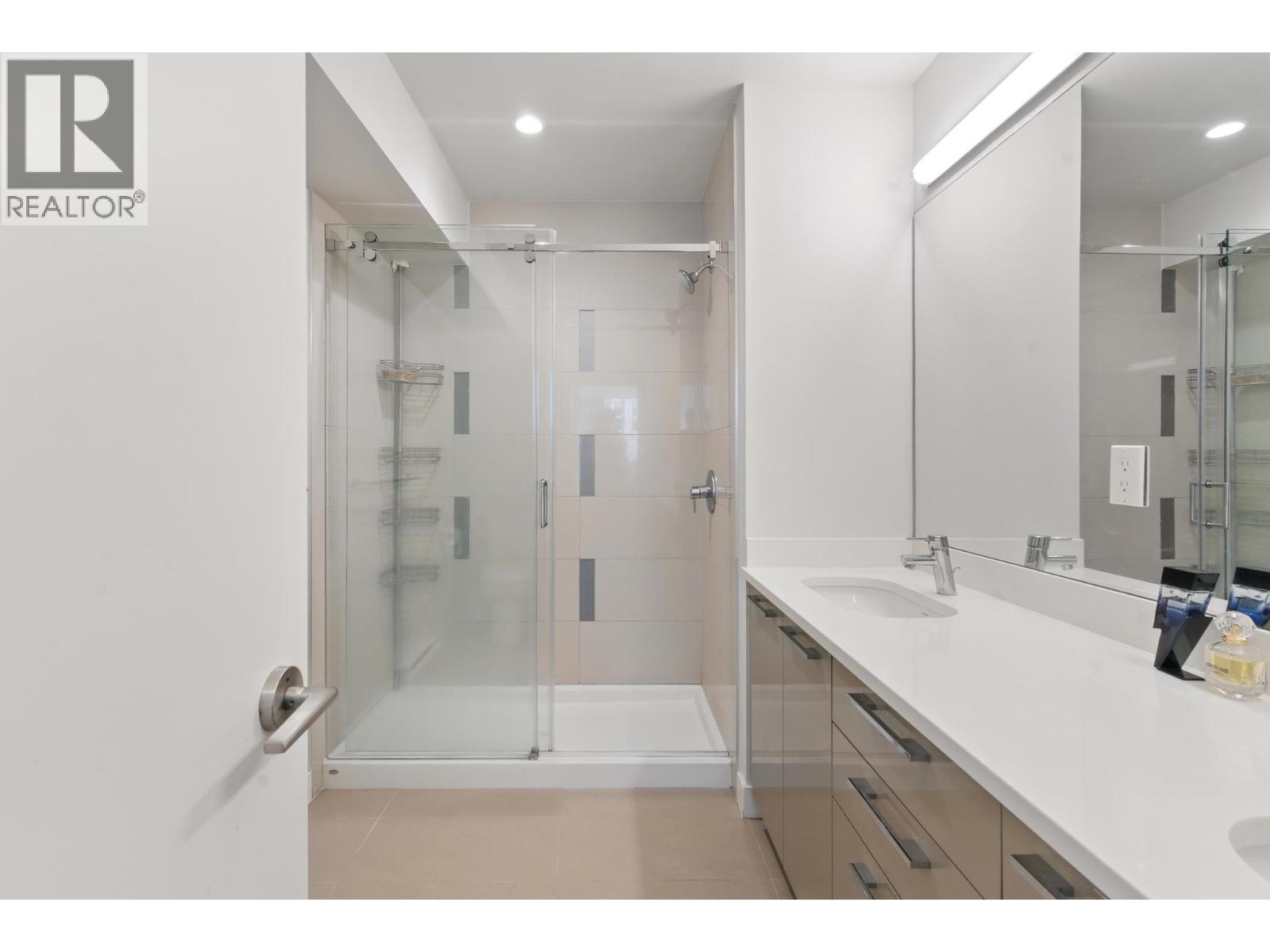 #76-10199 RIVER Drive, Richmond