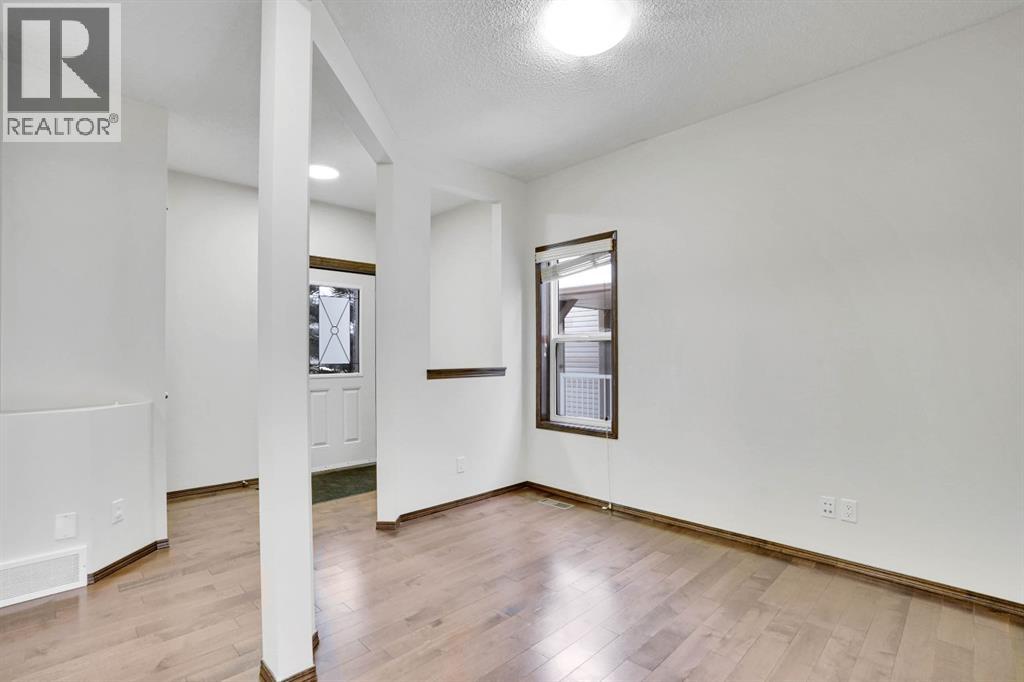 Single Family House for Sale in  Everoak Green SW Evergreen Calgary 