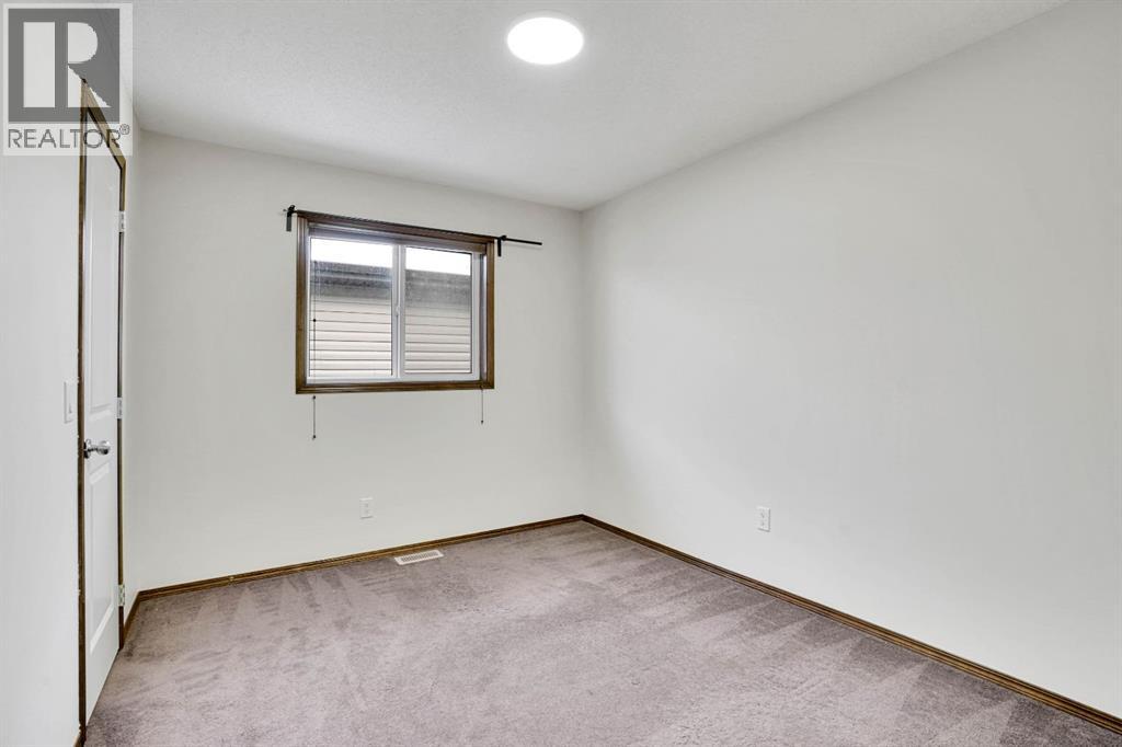 Single Family House for Sale in  Everoak Green SW Evergreen Calgary 