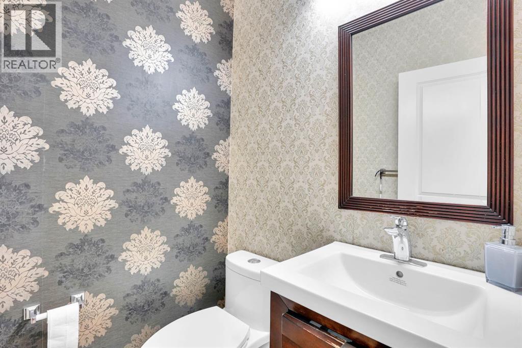 Single Family House for Sale in  Everoak Green SW Evergreen Calgary 