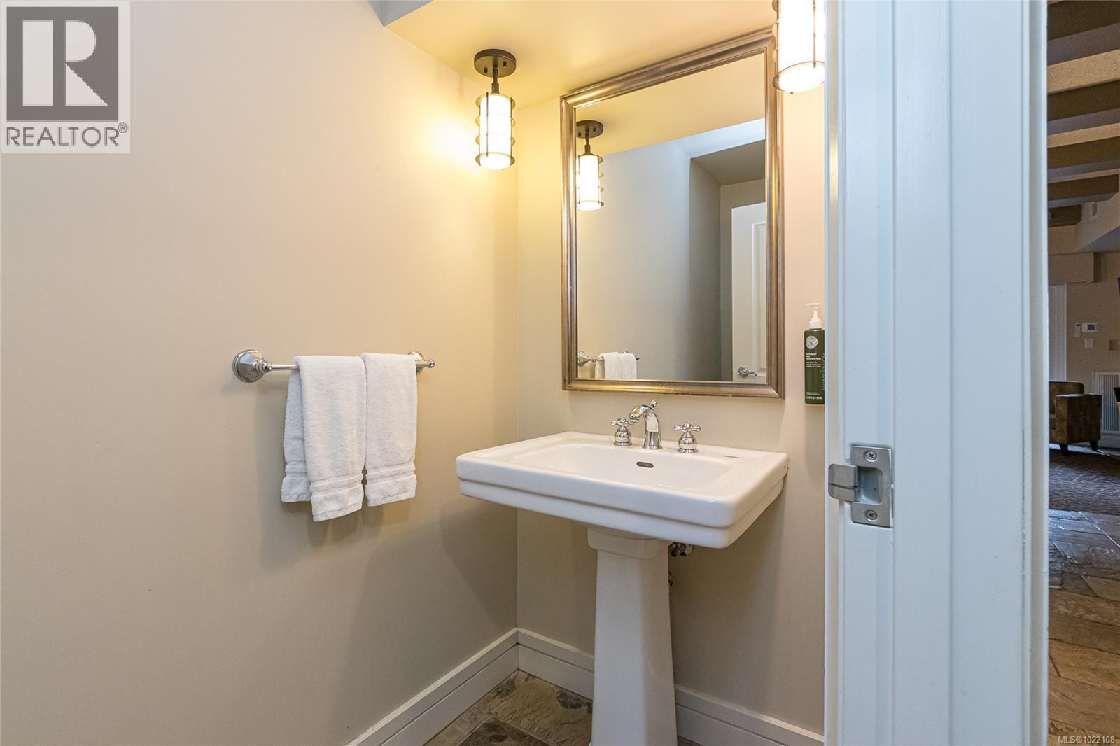 #113/115A 1376 LYNBURNE PL - 29