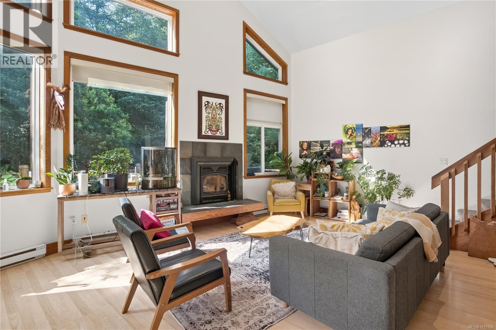 978 Peninsula Rd, Ucluelet