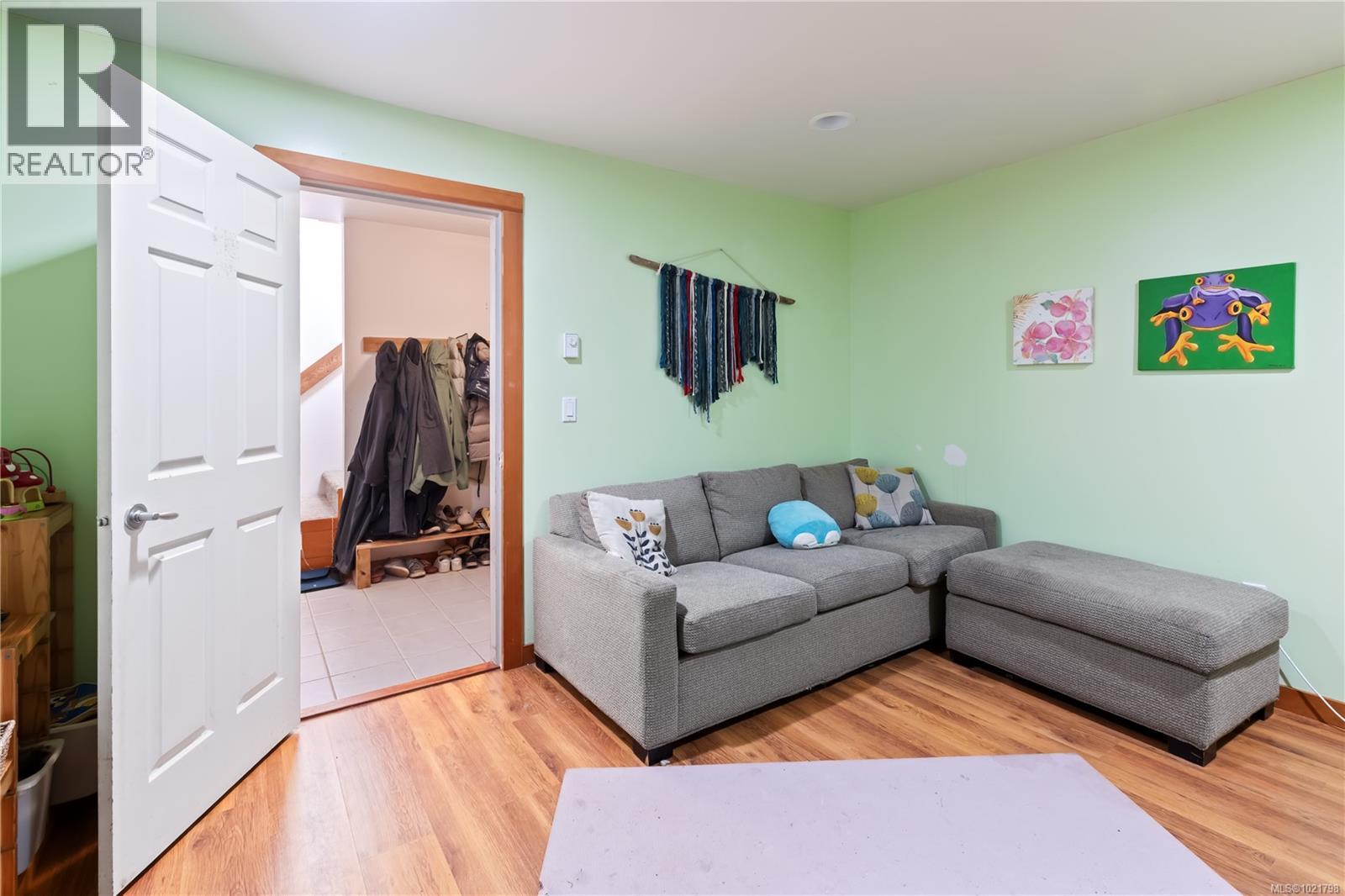 978 Peninsula Rd, Ucluelet