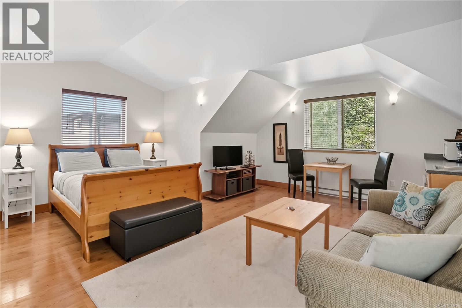 978 Peninsula Rd, Ucluelet