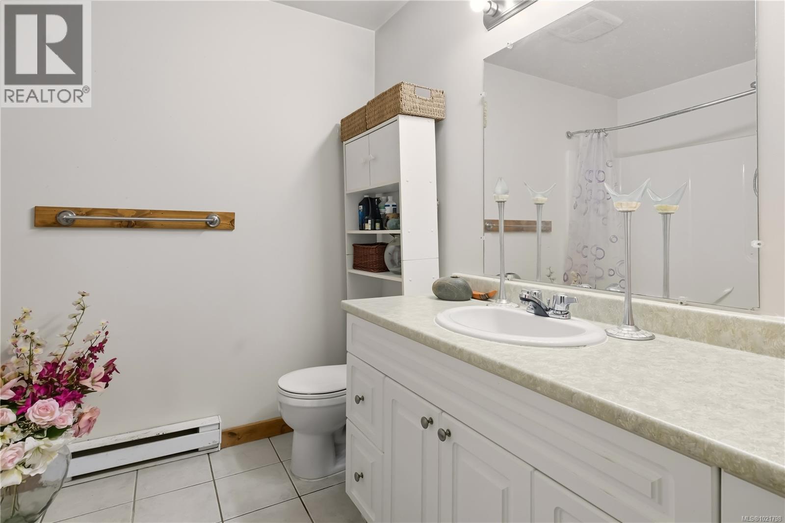 978 Peninsula Rd, Ucluelet