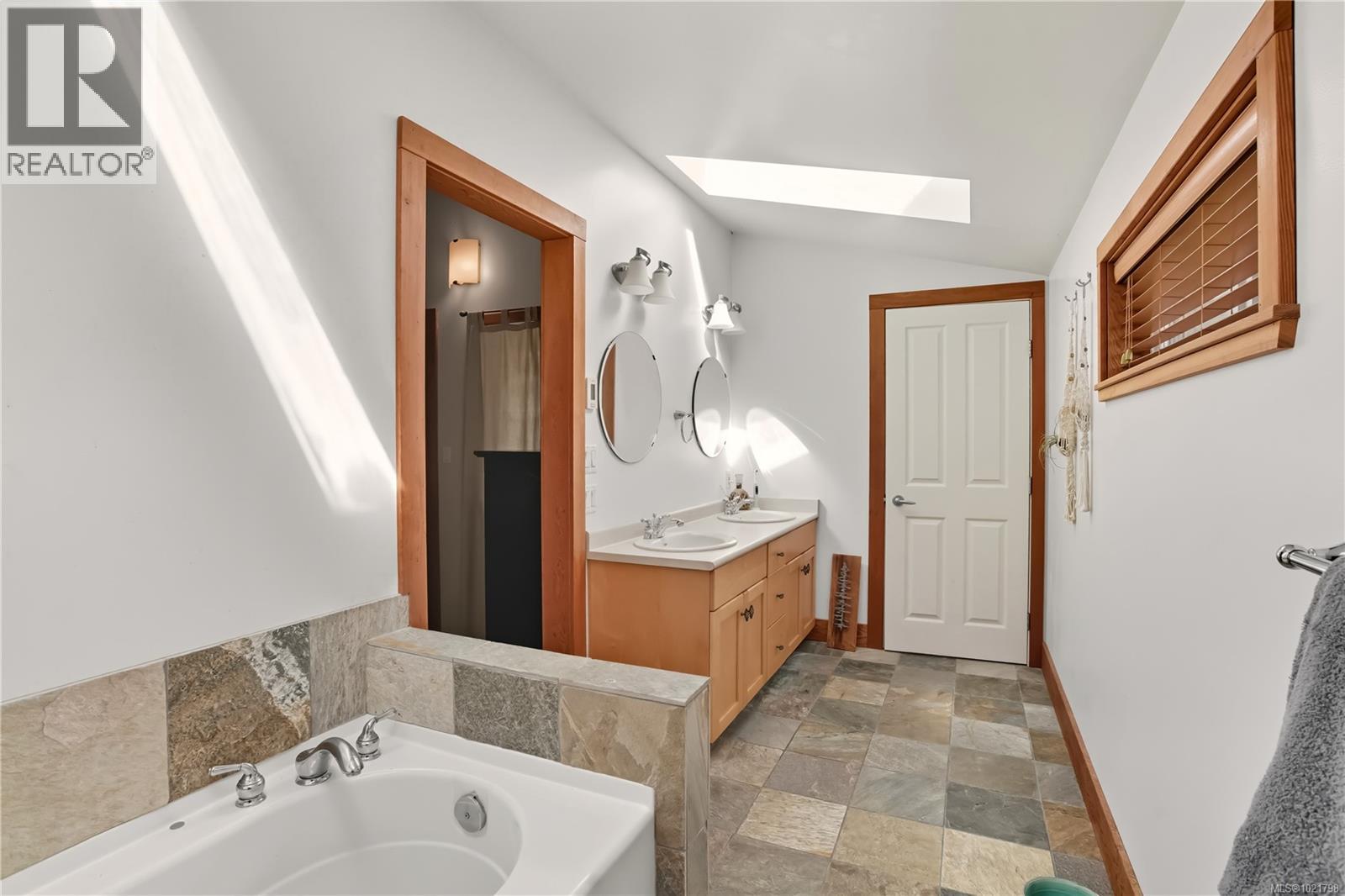 978 Peninsula Rd, Ucluelet