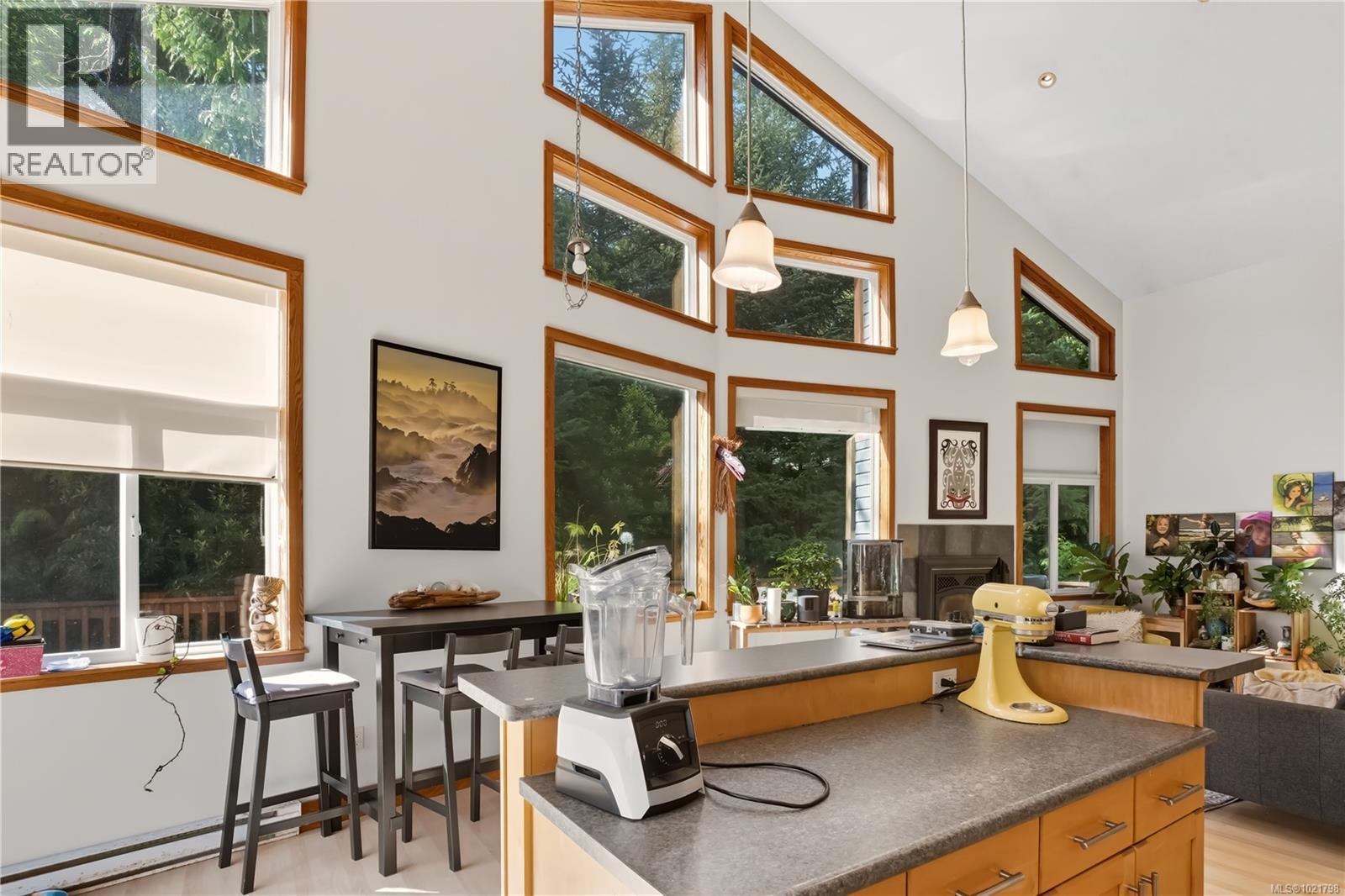 978 Peninsula Rd, Ucluelet