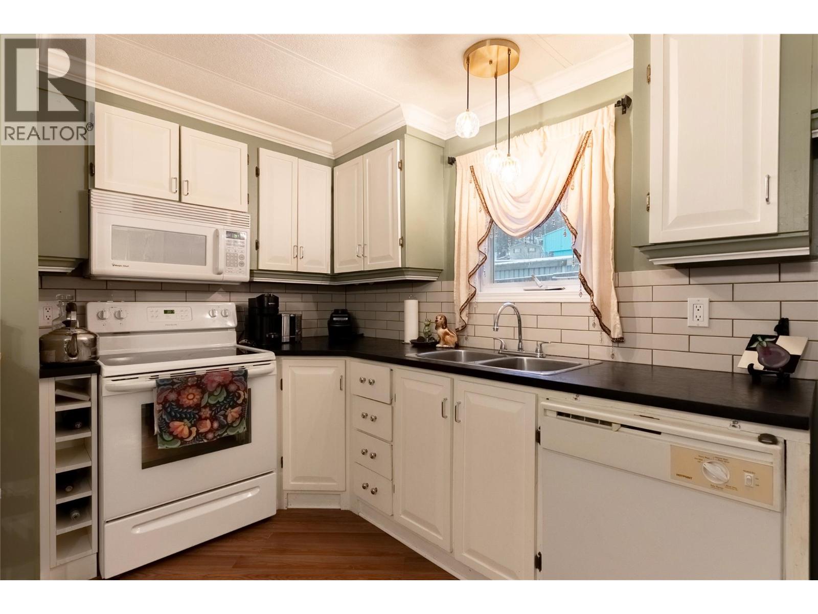 2 TOPAZ Crescent - Photo 5 of 24, Logan Lake, British Columbia