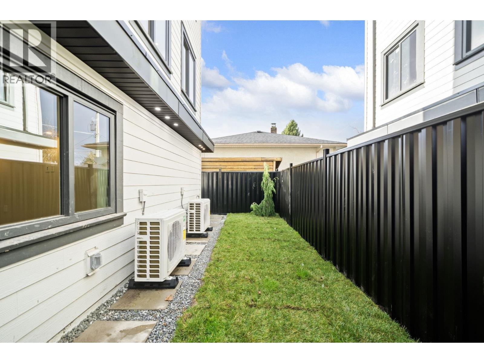 2 3881 HURST STREET, Burnaby