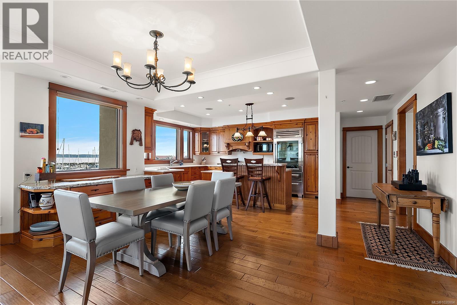 101 9949 Third St, Sidney