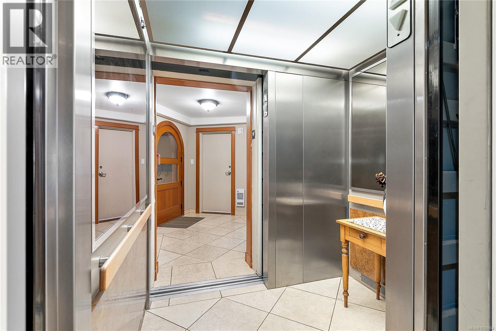 101 9949 Third St, Sidney