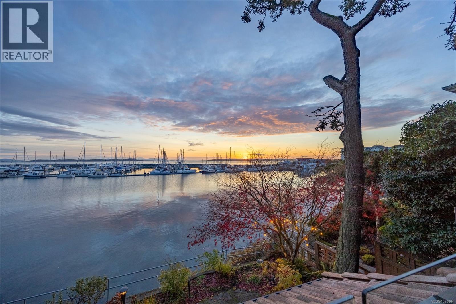 101 9949 Third St, Sidney