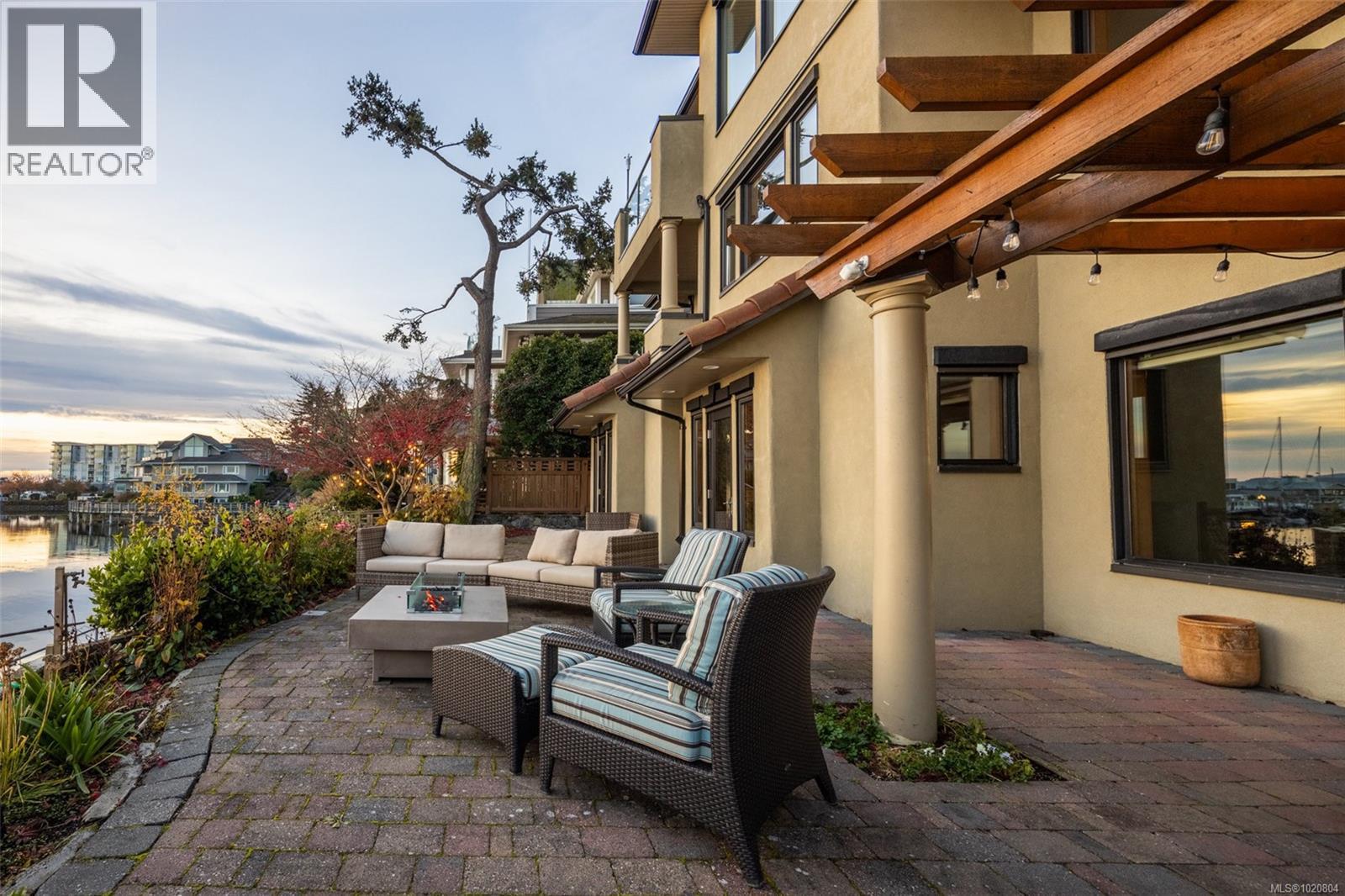 101 9949 Third St, Sidney