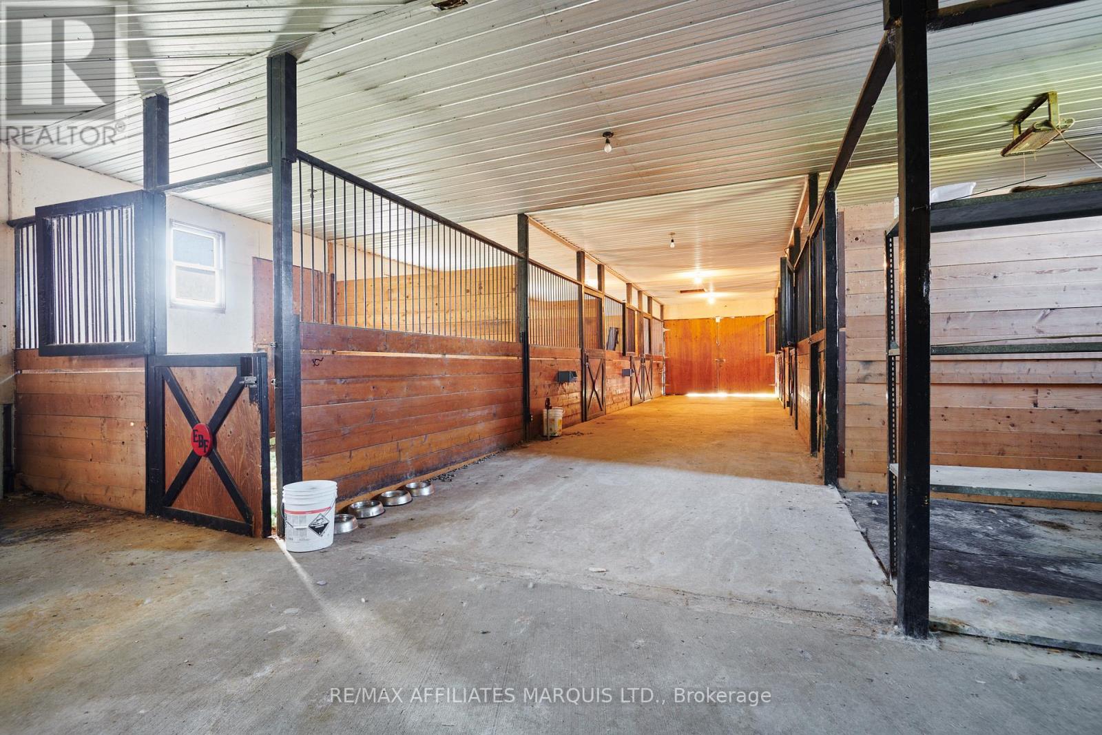 Stables with 7 stalls
