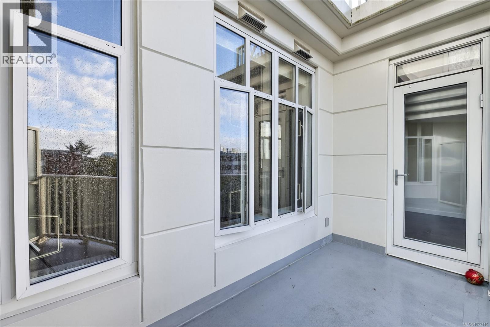 415 999 Burdett Avenue, Victoria