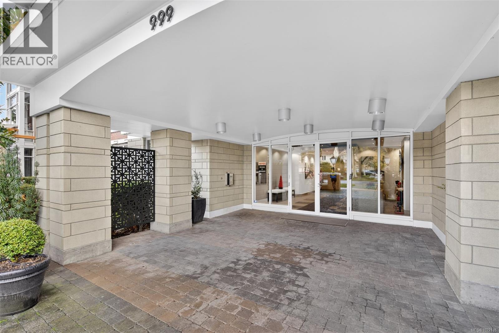 415 999 Burdett Avenue, Victoria