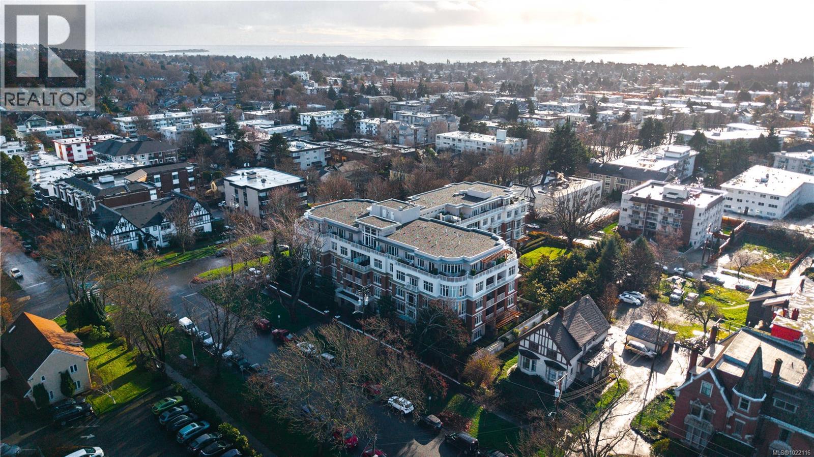 415 999 Burdett Avenue, Victoria