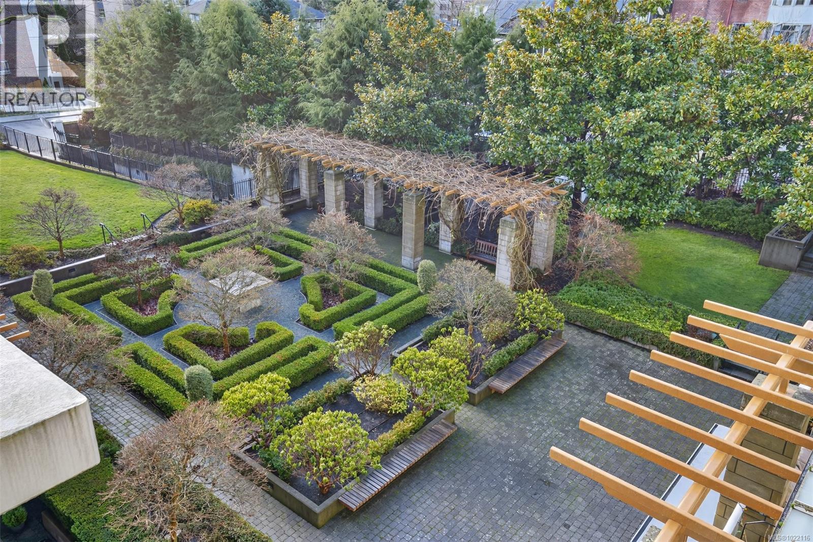 415 999 Burdett Avenue, Victoria